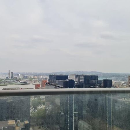 Skyview Waterside City Luxury Apartment London Exterior foto