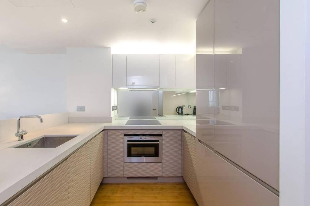 Skyview Waterside City Luxury Apartment London Exterior foto